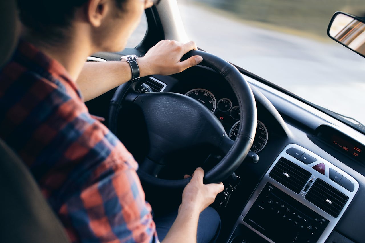 Persoon achter het stuur in auto